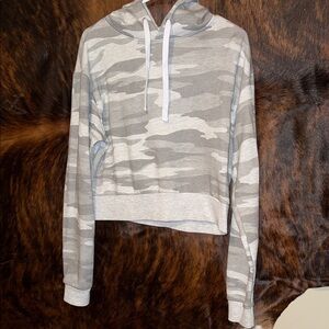 Cropped camo hoodie